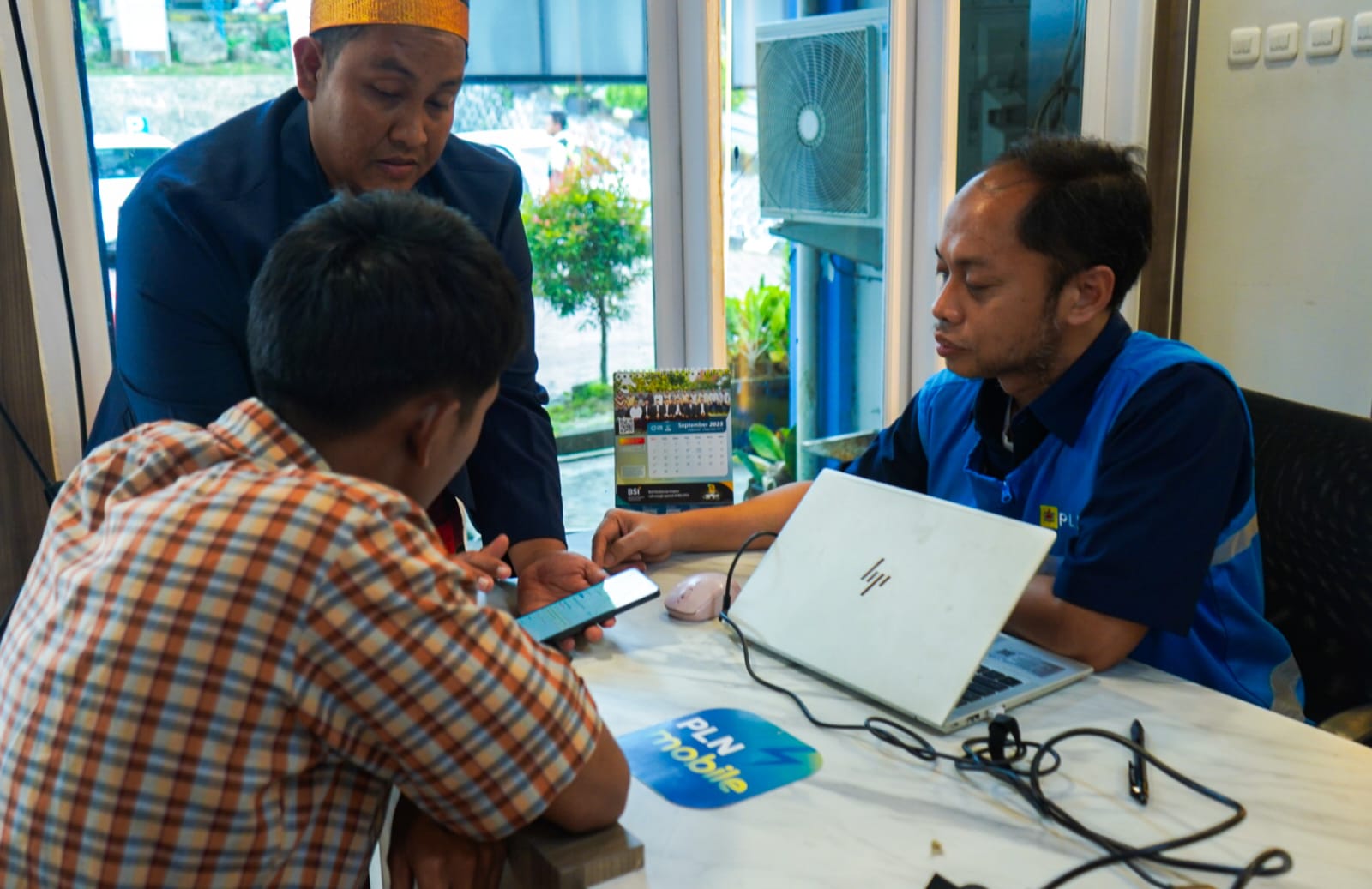 PRO-PELANGGAN: GM PLN UID Kaltimra Muchamad Chaliq Fadli hadir di Kantor ULP Balikpapan Selatan dan ULP Balikpapan Utara untuk memberikan apresiasi kepada pelanggan yang datang mengakses layanan PLN.