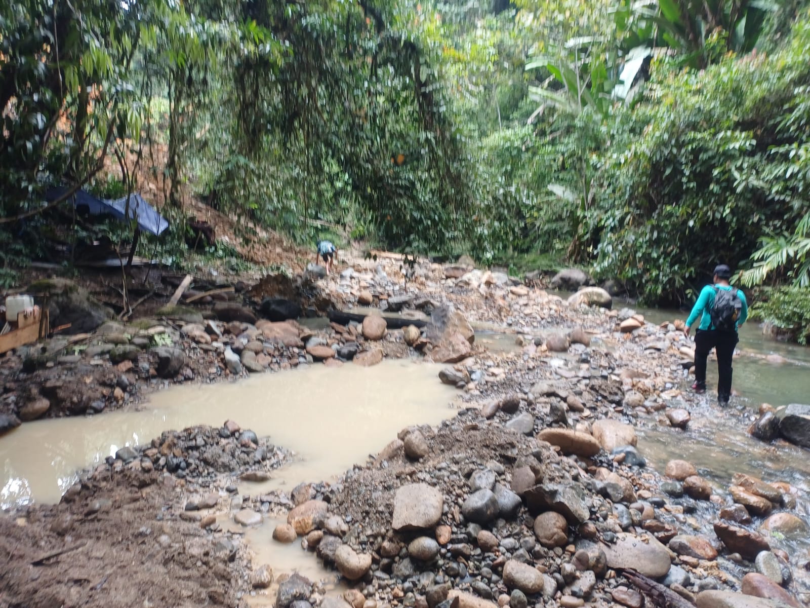Petugas menelusuri lokasi penambangan emas ilegal di sepanjang aliran anak sungai Desa Sidomulyo, Kecamatan Tabang, Kukar.  &nbsp;