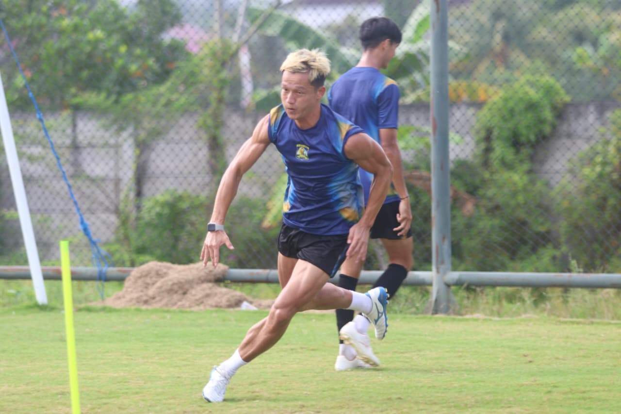 ADAPTASI: Salah satu pemain asing, Takumu Nishihara saat berlatih bersama tim Persiba. (ANGGI PRADITHA/KP)