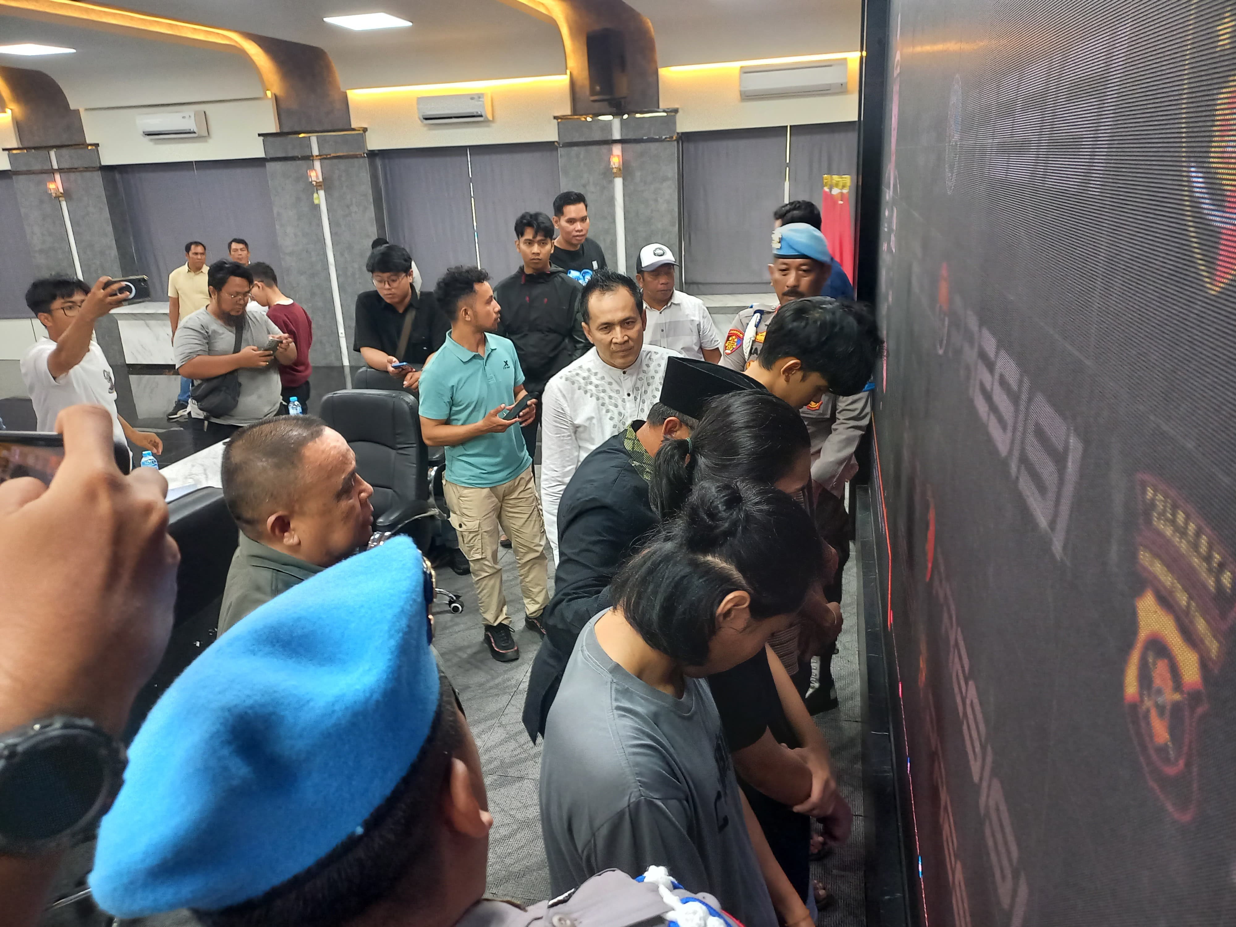 Polresta Samarinda menangguhkan penahanan tersangka perakit bom molotov. Rektor Unmul, Abdunnur, turun tangan langsung menjadi salah satu penjaminnya. (FOTO/EKO PRALISTIO)