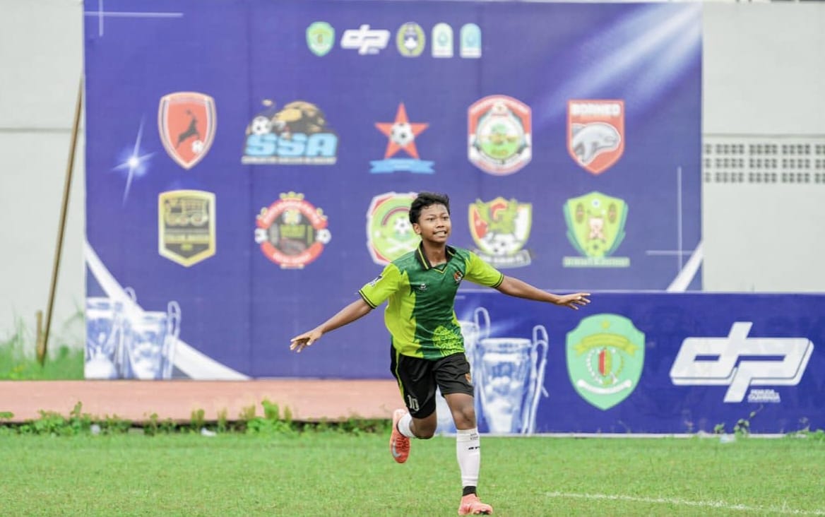 TAMPIL BERINGAS: Wira Kresna Defrantio mencetak lima gol ke gawang Indonesia Muda Ternate dalam lanjutan Piala Soeratin U-15 Nasional.&nbsp;