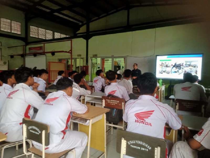 FASILITASI: Tim Astra Motor Kaltim 1 memberikan materi kepada pelajar SMK 3 Tanah Grogot untuk berkreasi, berbagi ide dan menyalurkan bakat digital mereka.