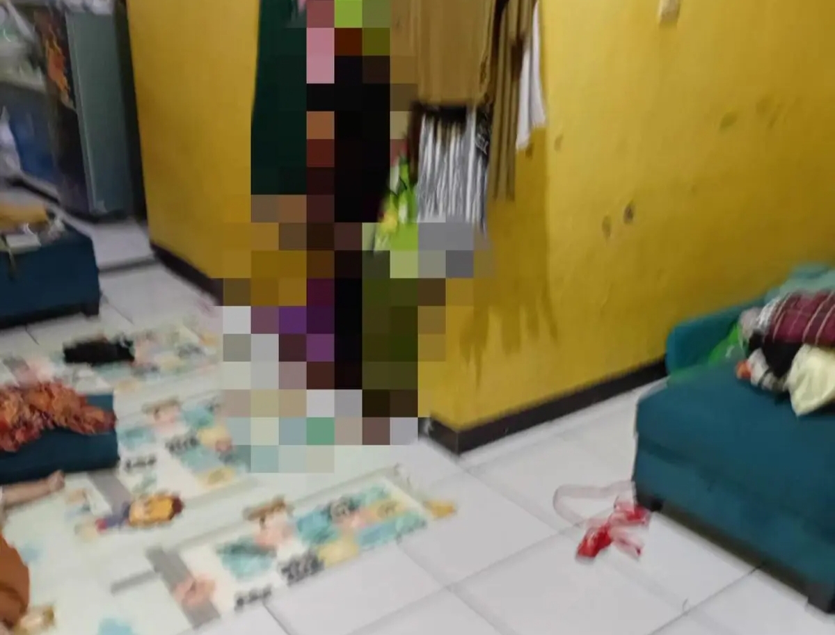 Suasana di dalam rumah kontrakan di Banjaran, Kabupaten Bandung, tempat seorang ibu dan dua anaknya ditemukan tewas, Jumat (5/9/2025). (Foto: Istimewa)