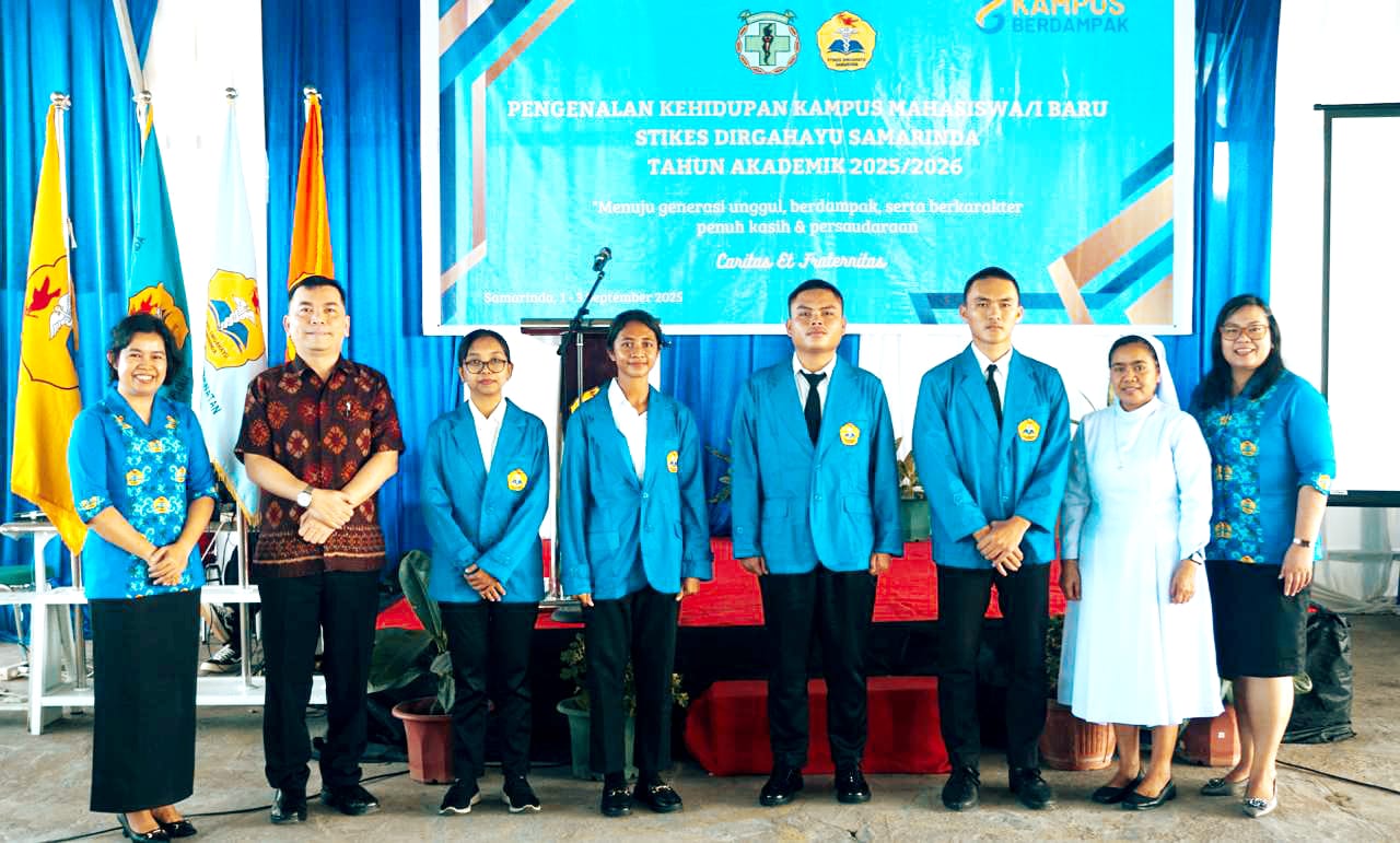 Sesi pemasangan jas almamater secara simbolis kepada mahasiswa baru Stikes Dirgahayu Samarinda.