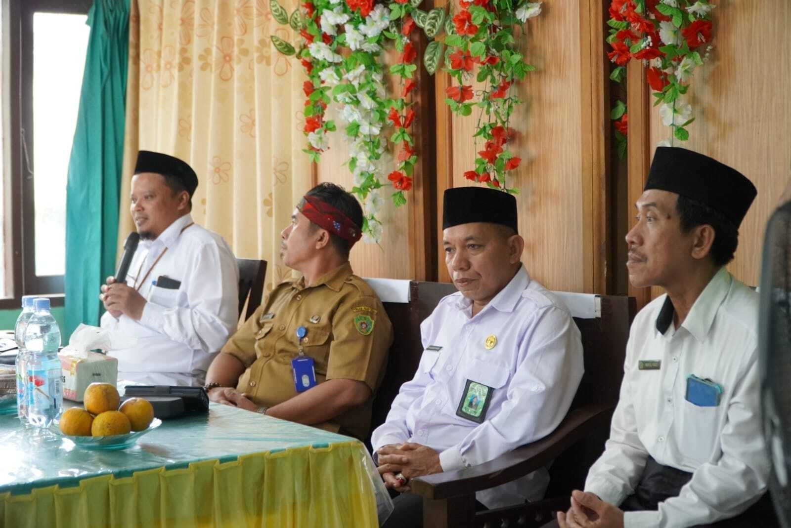 Kepala Kantor Kemenag PPU, Muhammad Syahrir (dua kanan) saat rapat koordinasi melibatkan penyuluh agama Islam dan tokoh masyarakat.