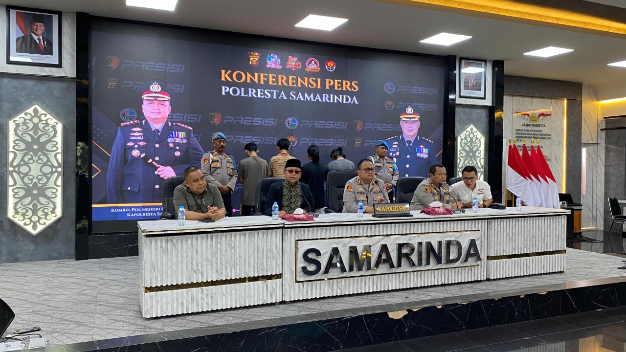 Kapolresta Samarinda Kombes Pol Hendri Umar menyampaikan perkembangan kasus bom molotov yang ditemukan di FKIP Unmul.   &nbsp;