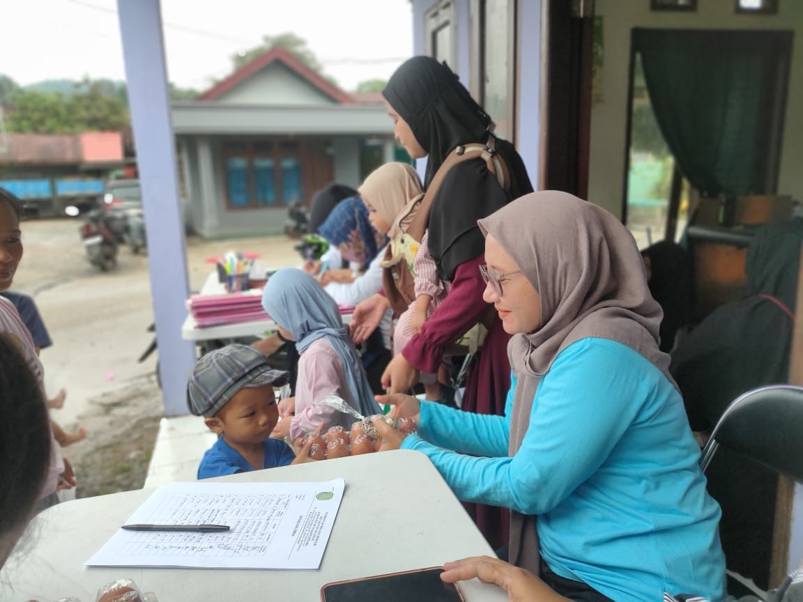 DITEKAN: Dengan kehadiran layanan di posyandu, deteksi angka stunting di Desa Loa Duri Ilir berangsur lebih banyak. Itu bukan berarti program gagal, sebaliknya jangkauan posyandu semakin luas.