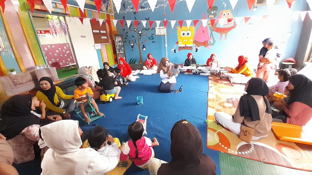 RUTIN: Suasana kegiatan Posyandu Bunda Bakti, Kelurahan Bantuas, Palaran. Para ibu antusias membawa balita mereka untuk mendapatkan layanan kesehatan rutin.