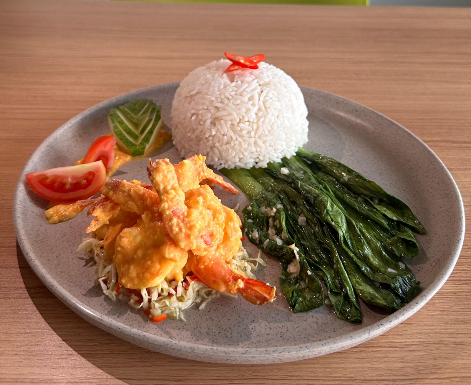 UDANG SAOS: Disajikan dengan nasi putih dan bok choy garlic, sajian ini banyak diburu karena cocok disantap bersama keluarga atau kolega.