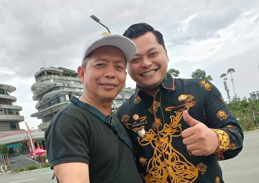 Camat Sepaku, Gamaliel Abimanyu Arliandito (kanan).