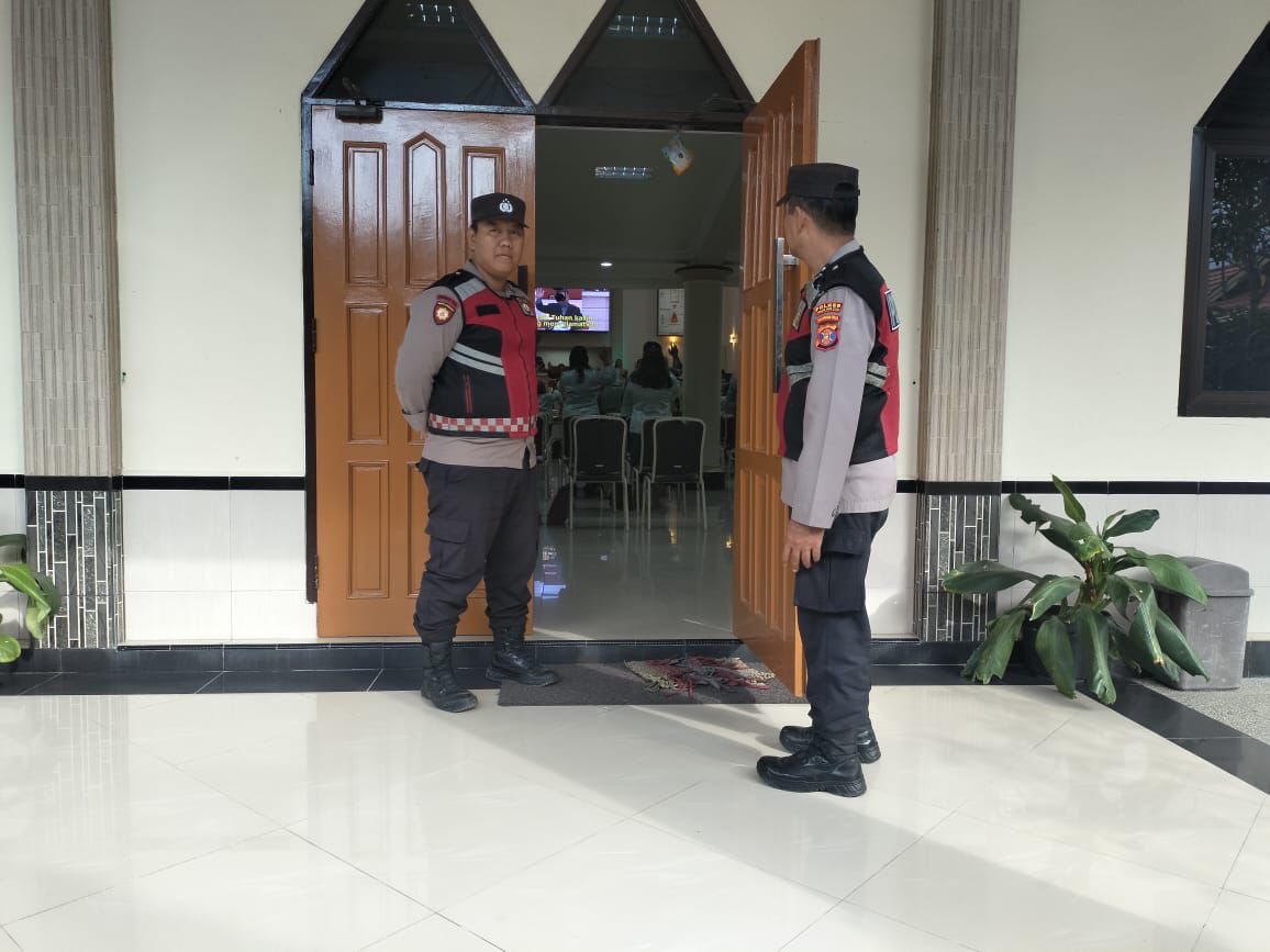 JAGA: Personel Polres PPU saat menjaga umat kristiani sedang melakukan ibadah Minggu.(ist)
