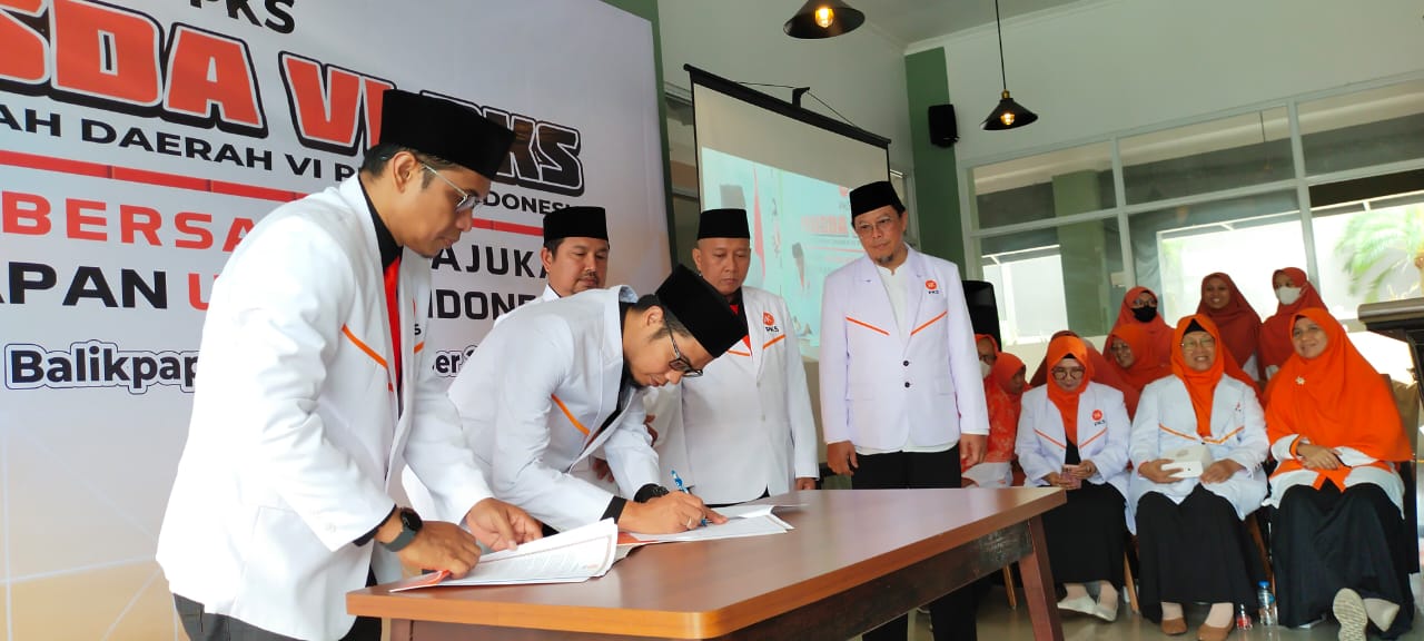 NAKHODA BARU: Nasrul Hamdi Lc, MA (teken dokumen) ditetapkan sebagai ketua DPD PKS Balikpapan periode 2025&ndash;2030, menggantikan Sonhaji.