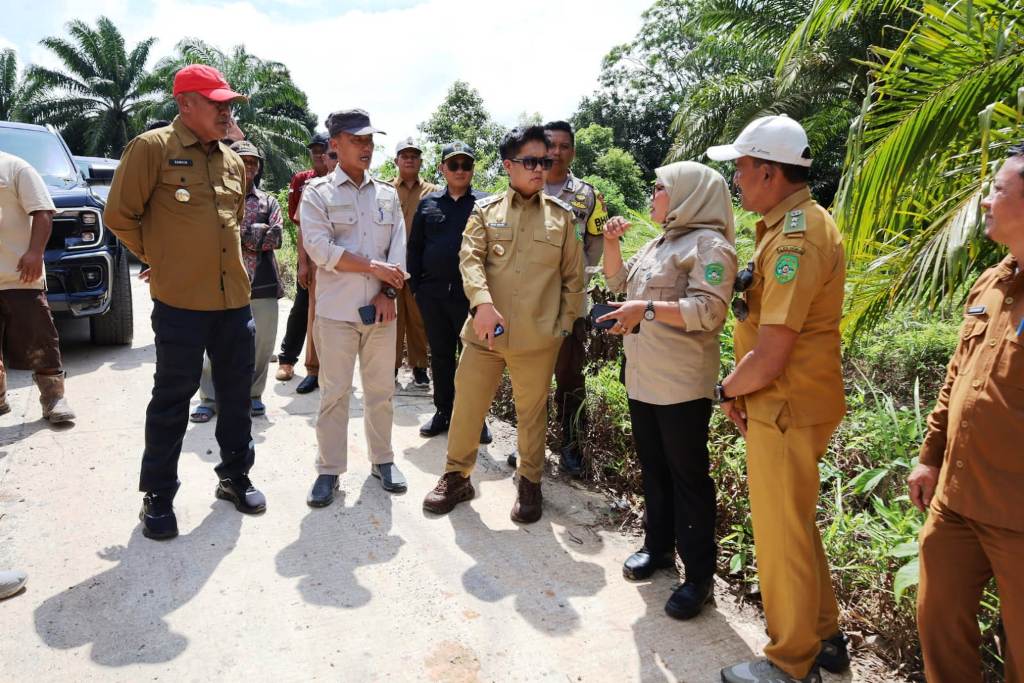 Wabup Kukar Rendi Solihin meninjau sekolah dan jalan sekaligus menyerahkan bantuan di Samboja.  &nbsp;    &nbsp;