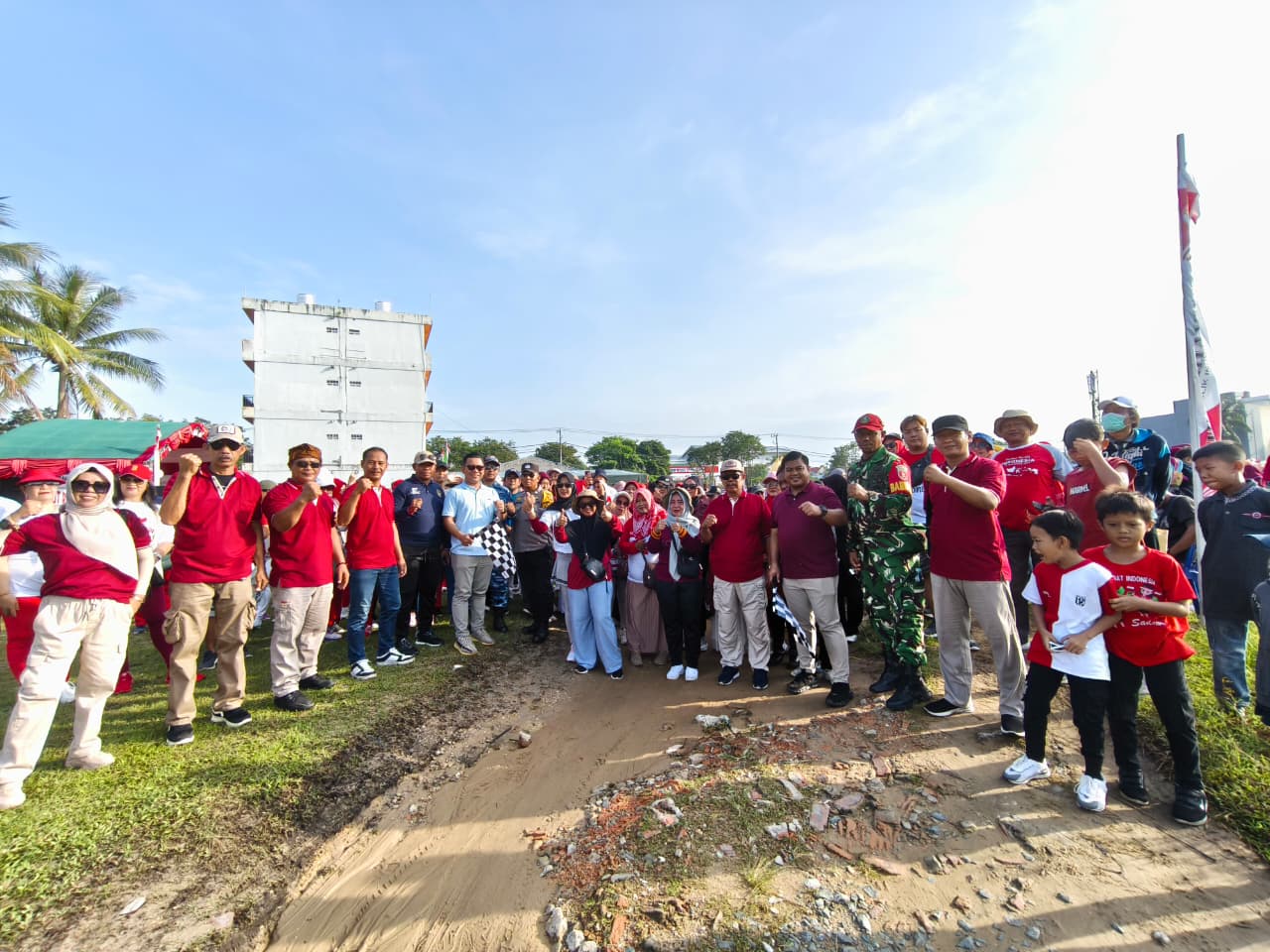 Ribuan peserta jalan sehat dilepas Lurah Sepinggan Nur Ilham Septian (membawa bendera start), bersama Ketua Komisi I DPRD Balikpapan H Danang Eko Susanto.