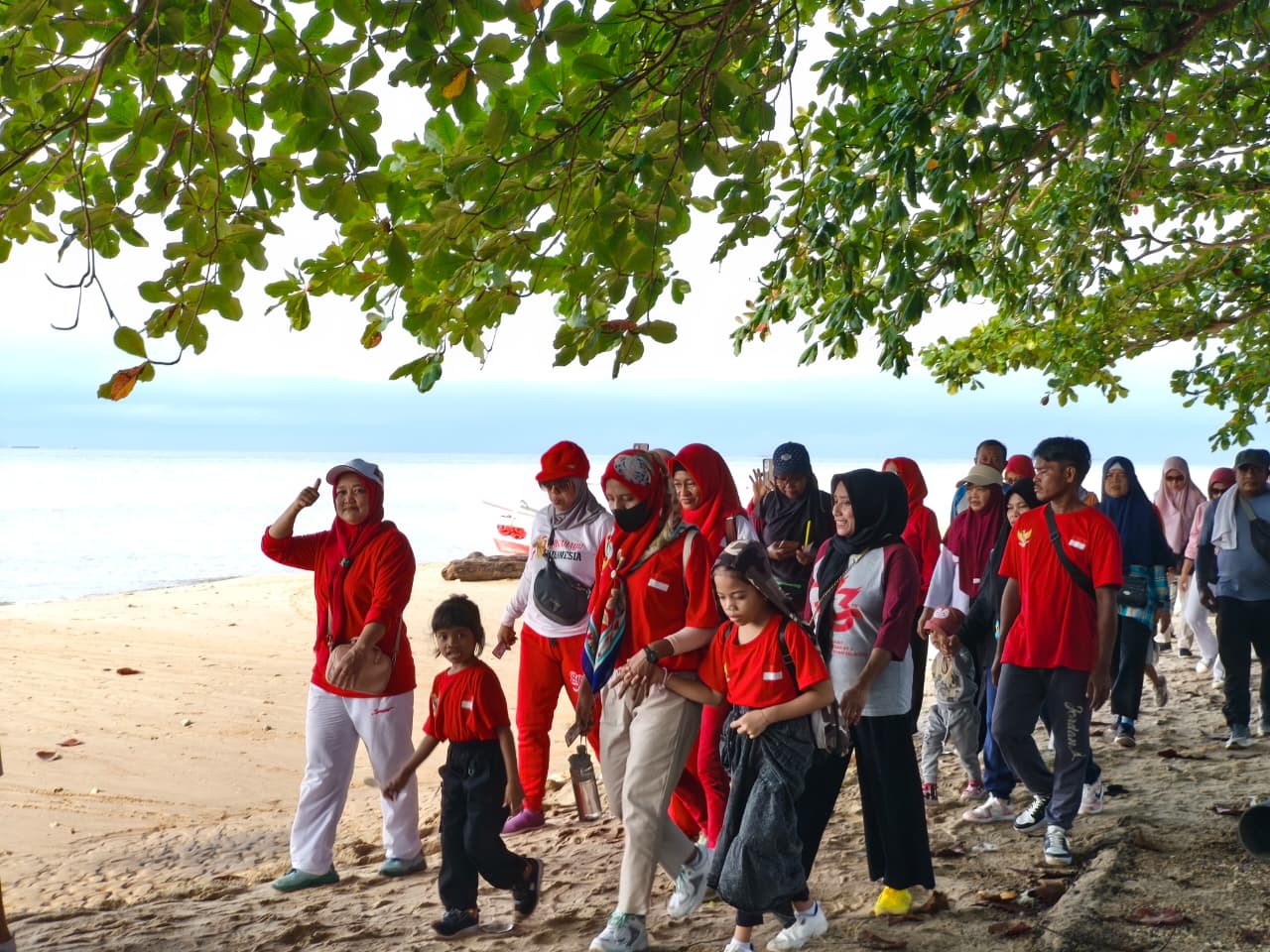 Peserta diajak menyusuri Pantai Mulawarman, menikmati suasana sejuk dan indahnya panorama laut yang menjadi rute istimewa.