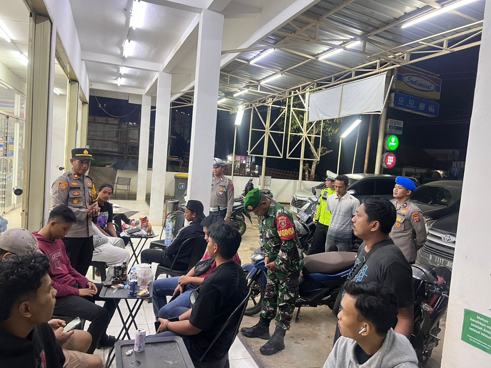 PATROLI: Sinergi TNI-Polri dalam menjaga keamanan kawasan IKN di Kecamatan Sepaku, PPU. Tampak saat patroli dengan mendatangi pusat-pusat keramaian masyarakat.(ist)