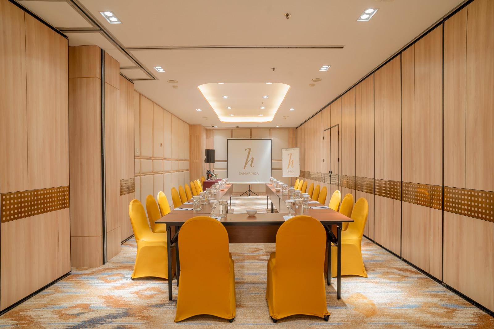 PERSEMBAHAN: Meeting Room Horison Samarinda kembali hadir dengan rupa dan nuansa baru. Didesain untuk membantu Anda tetap fokus dan terinspirasi sepanjang kegiatan pertemuan.