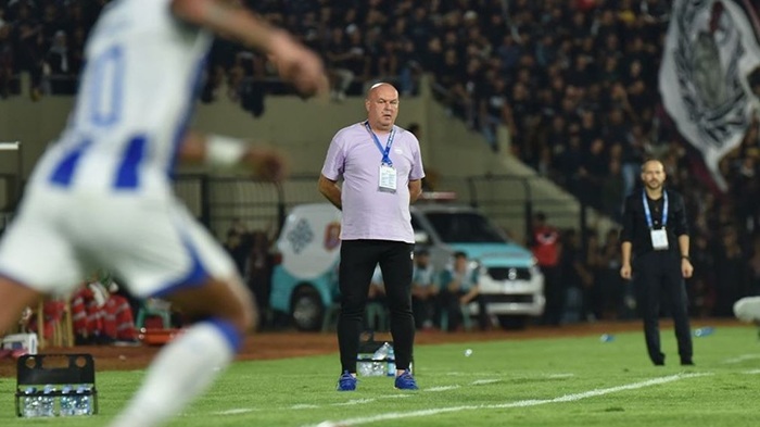 Pelatih Persib Bandung, Bojan Hodak. Ia pastikan skuadnya siap meladeni Lion City Sailors FC.