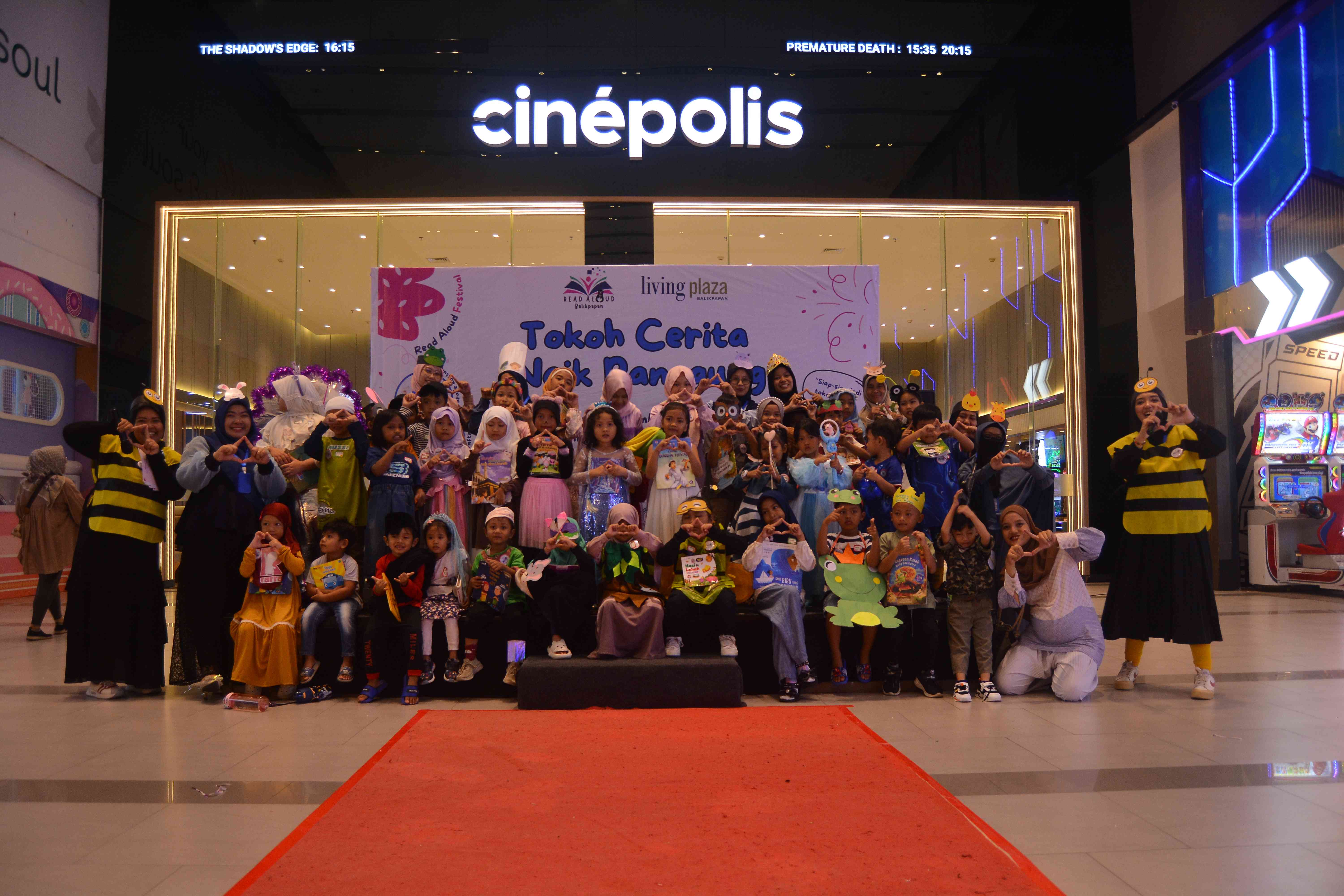 Para peserta Read Aloud Festival di Living Plaza Balikpapan.