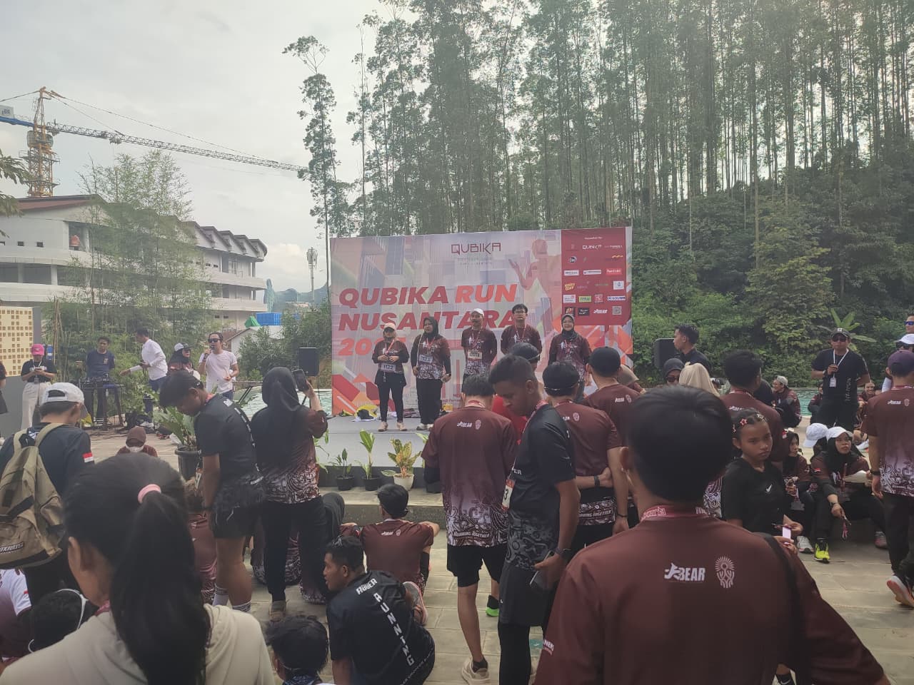 Juara pelari Qubika Nusantara Run 2025 saat menerima medali sebagai apresiasi atas kemenangan mereka.  &nbsp;