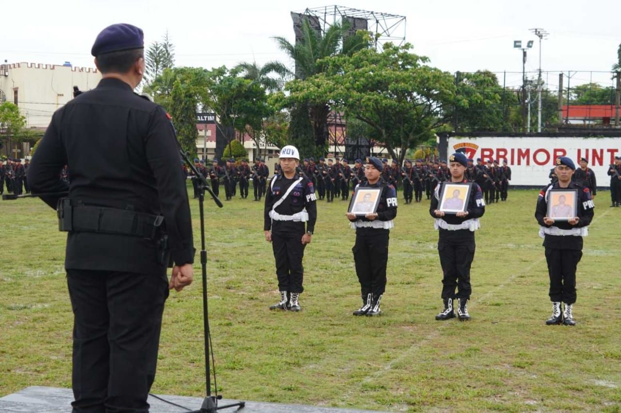 Upacara PTDH personel Satuan Brimob Polda Kaltim, ada pula personel yang beprestasi diberi penghargaan.  &nbsp;
