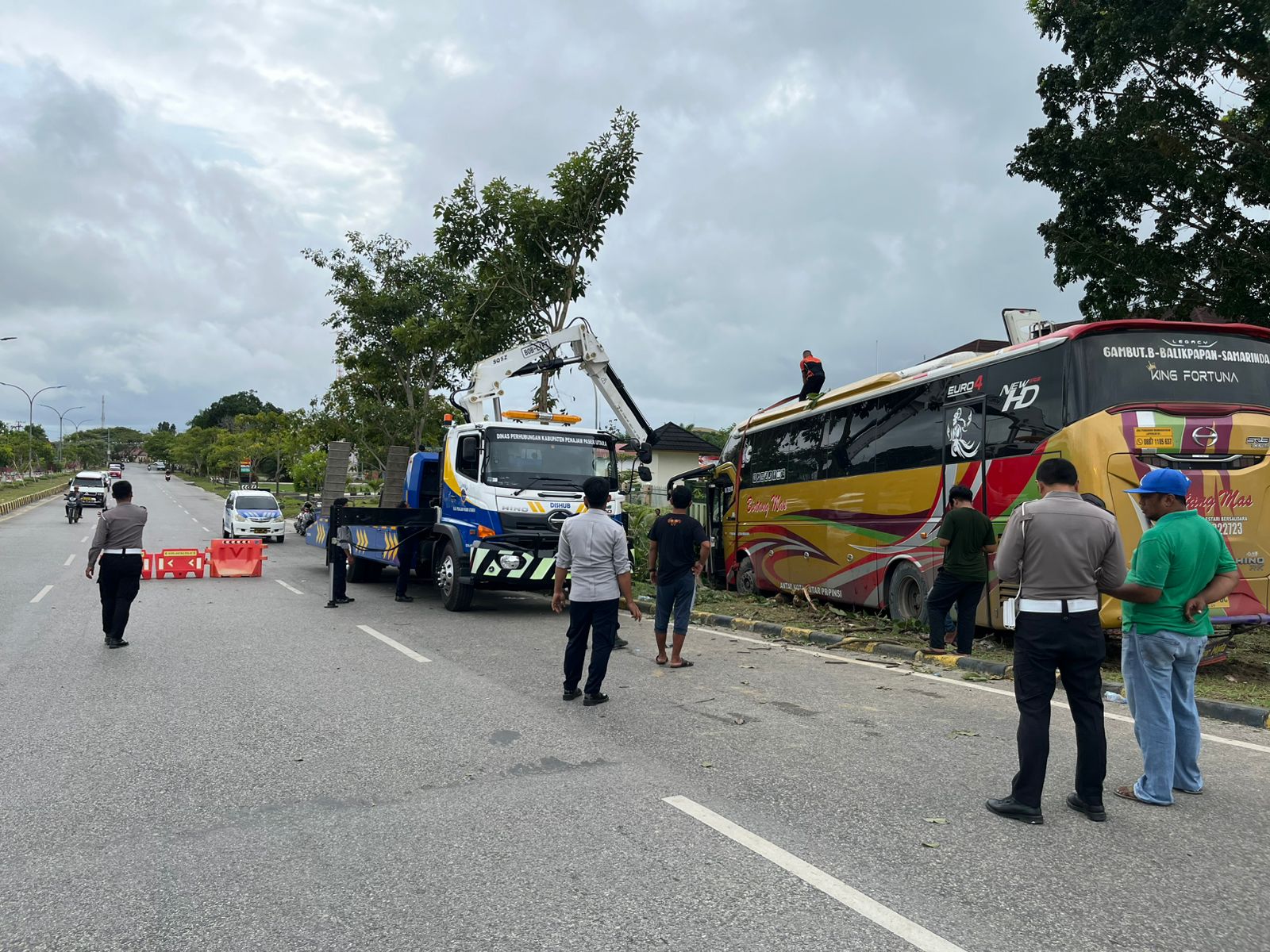 Bus yang mengalami kecelakaan lalu lintas di depan Kantor Kodim 0913/PPU telah dievakuasi oleh Satlantas Polres PPU.  &nbsp;