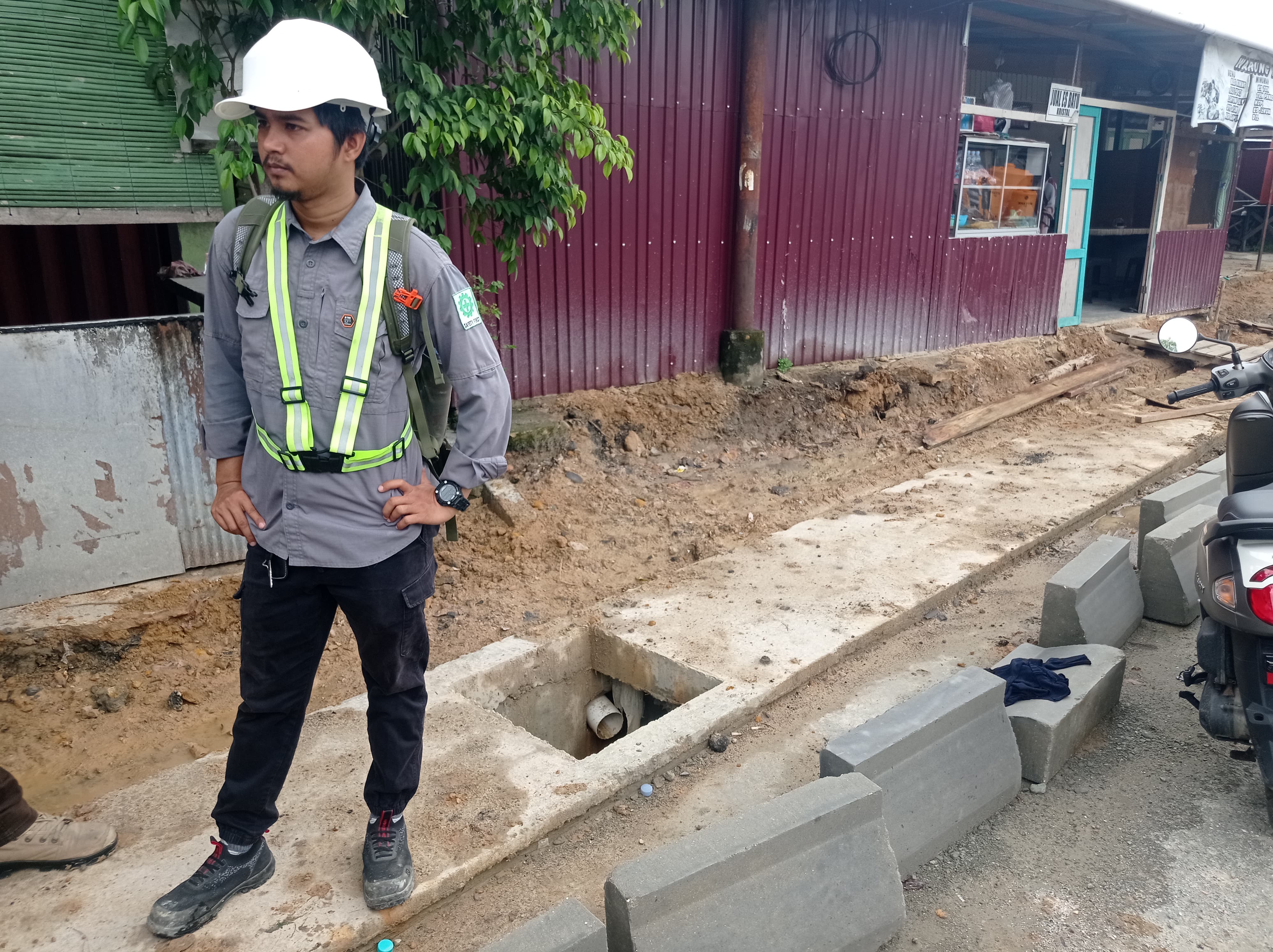 PROSES PENGECORAN: Saluran drainase di Jalan WR Soepratman masih dikerjakan oleh kontraktor dan baru menyentuh angka 7 persen.