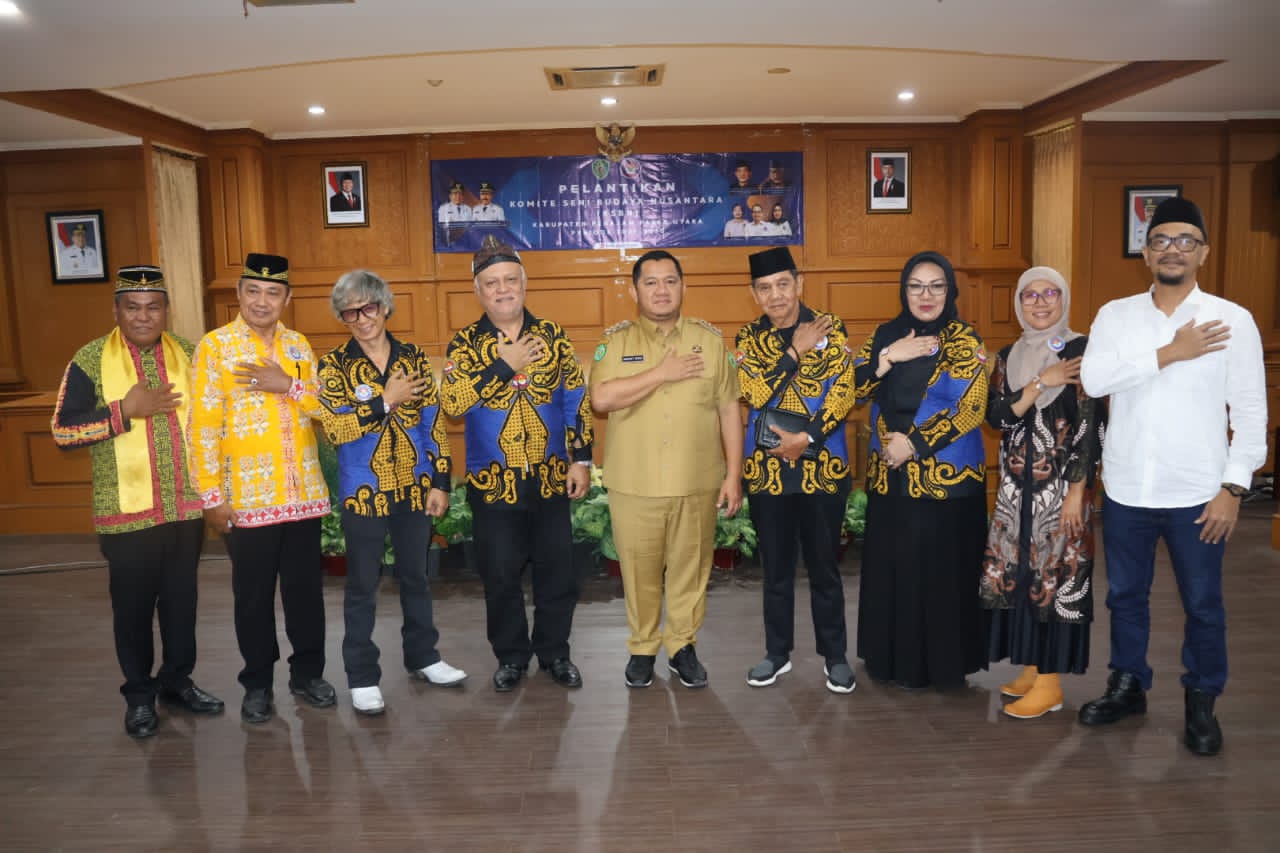 HINGGA 2023: Mudyat Noor bersama Donald Sitorus (empat kiri) saat melantik anggota KSBN PPU.