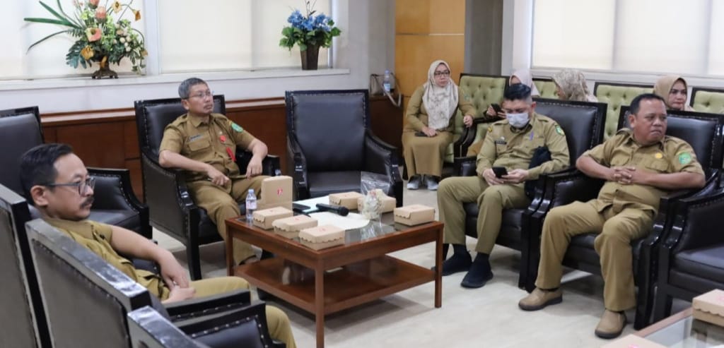 Pemkab Kukar melalui Asisten III Sekkab Kukar Dafip Haryanto bersama OPD terkait mengikuti rapat koordinasi pengendalian inflasi daerah.  &nbsp;