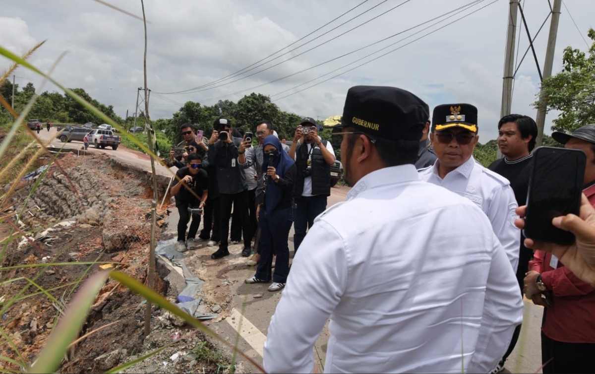 Rudy Mas&rsquo;ud saat meninjau langsung kondisi jalan nasional Sangatta&ndash;Bengalon yang hampir putus akibat aktivitas tambang PT KPC, Sabtu (6/9/2025). (Foto Pemprov Kaltim)
