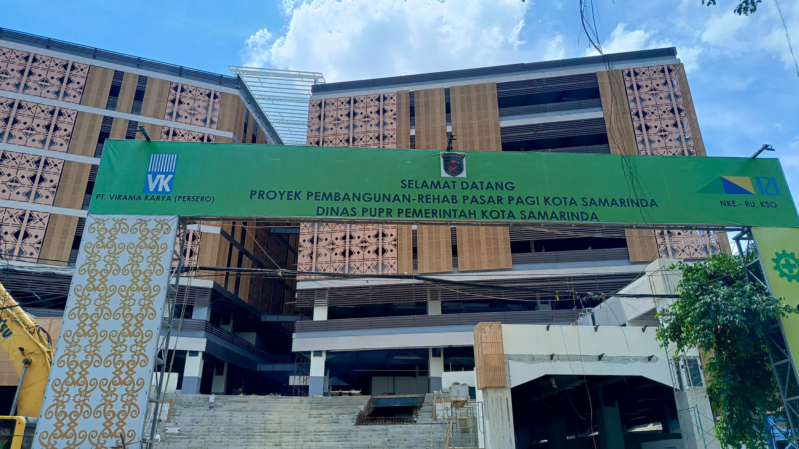 MENUJU TAHAP AKHIR: Progres pembangunan gedung Pasar Pagi terus dikebut. Pemkot menargetkan pasar modern tersebut sudah bisa ditempati pedagang pada akhir tahun ini.
