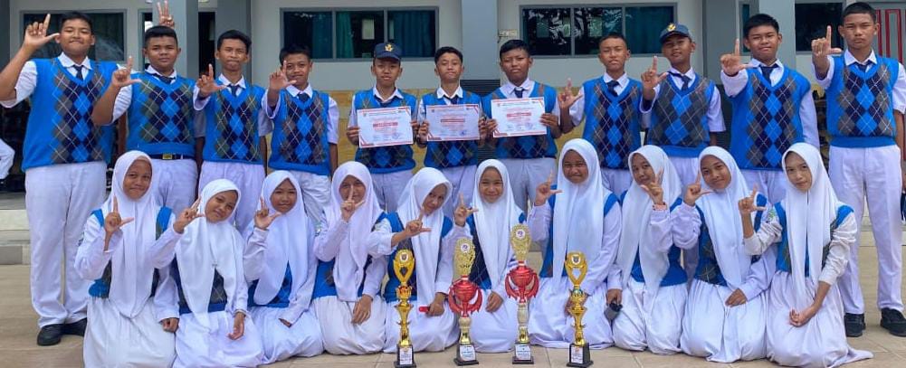 Paskibra Brigade MTs Labbaika Dalam Lomba Gerak Jalan Memperingati HUT RI ke-80 raih prestasi.