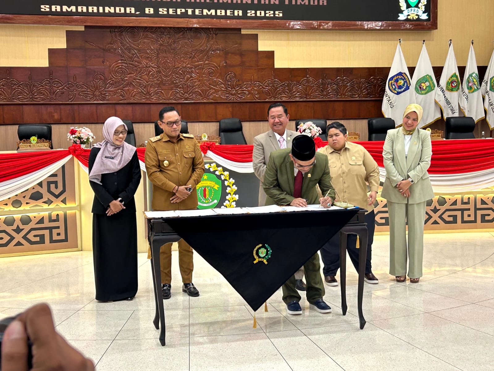 Pemprov dan DPRD Kaltim menandatangani KUA-PPAS 2026 sebesar Rp 21,3 triliun dalam paripurna, Senin (8/9/2025). (BAYU/KP)