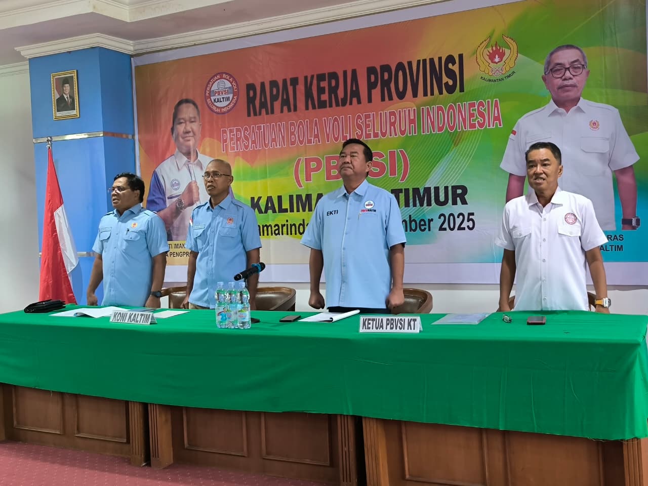 AGENDA PENTING: Ekti Imanuel (dua kanan) memimpin Rakerprov PBVSI Kaltim.