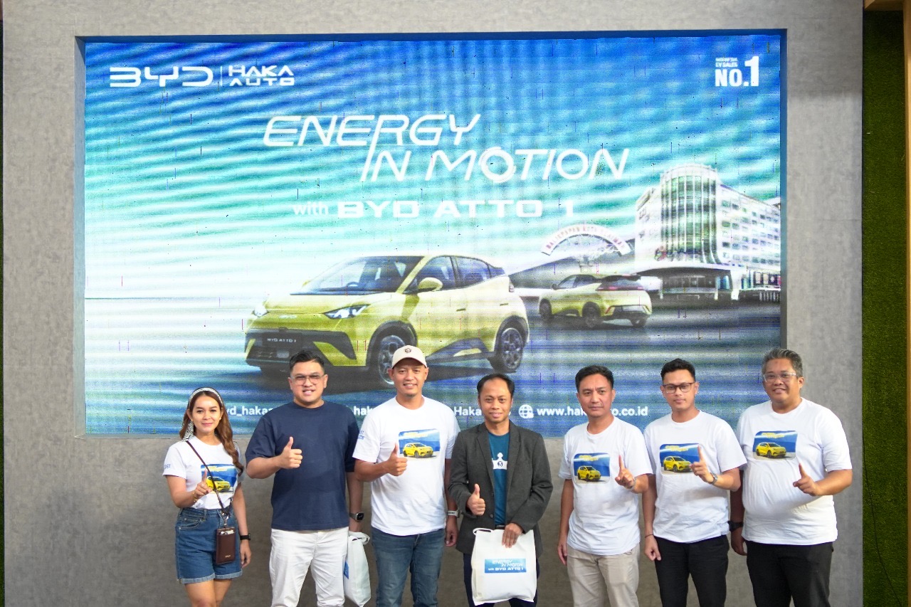 General Manager PLN UID Kaltimra, Muchamad Chaliq Fadli (tengah) saat hadiri peluncuran kendaraan listrik terbaru BYD ATTO 1.