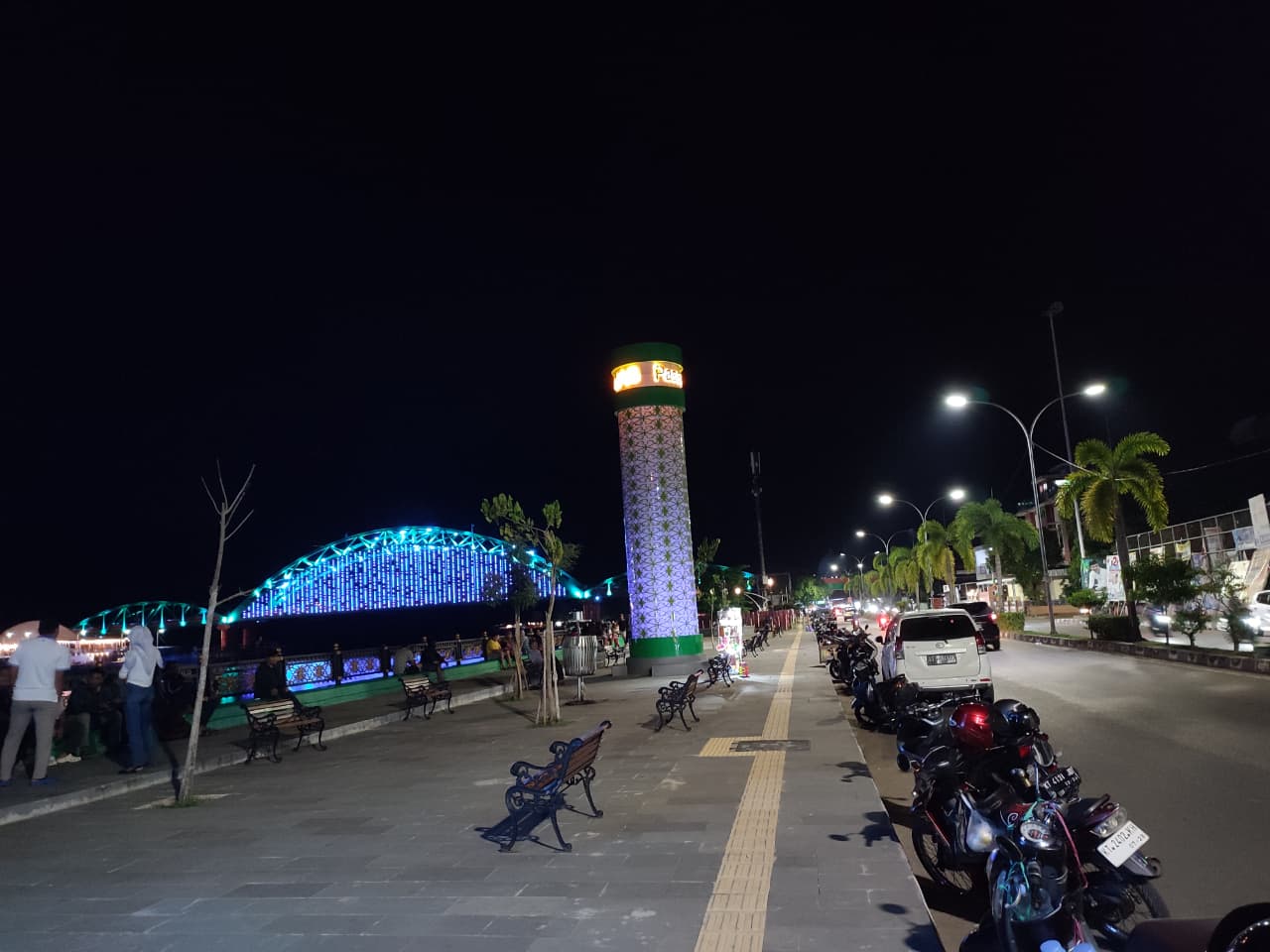 Kawasan Siring Kandilo mulai ramai live musik dadakan menggunakan sound besar.  &nbsp;