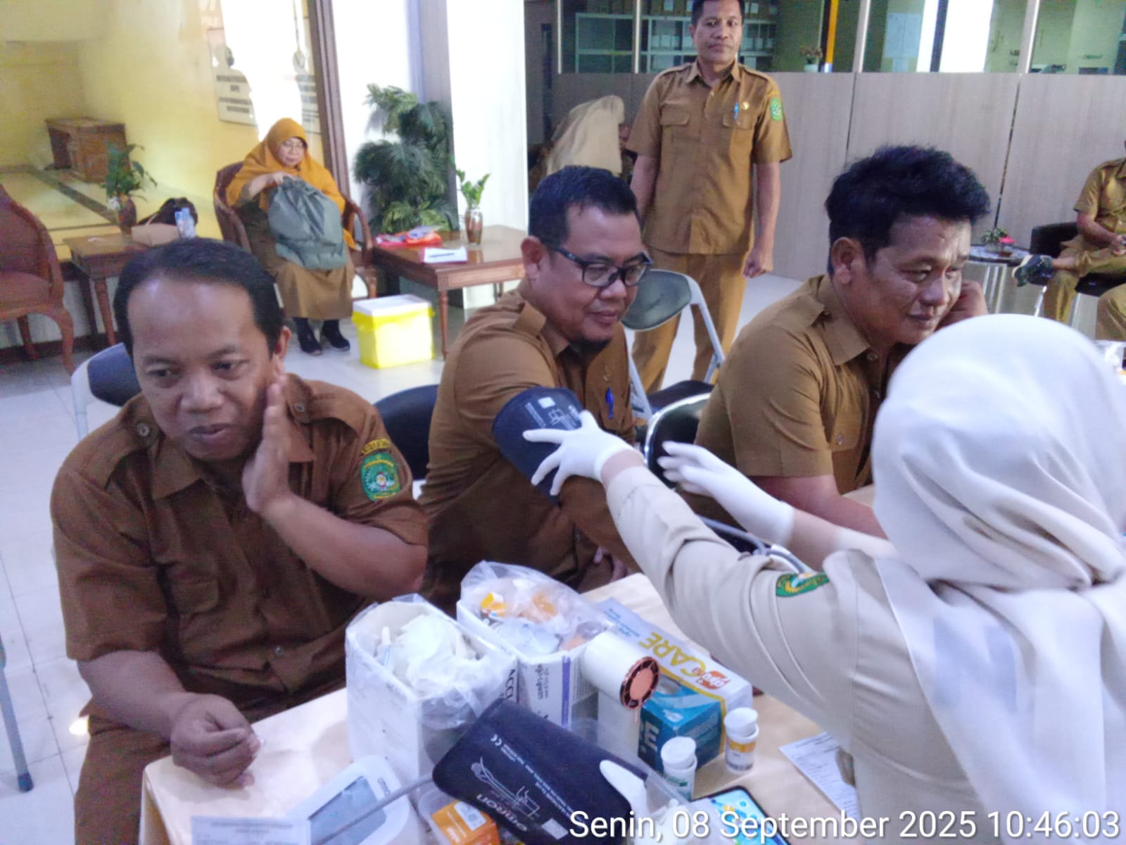 Pegawai DPMD Kukar menjalani pemeriksaan kesehatan dalam kegiatan skrining kesehatan di lobi kantor, Senin (8/9/2025).