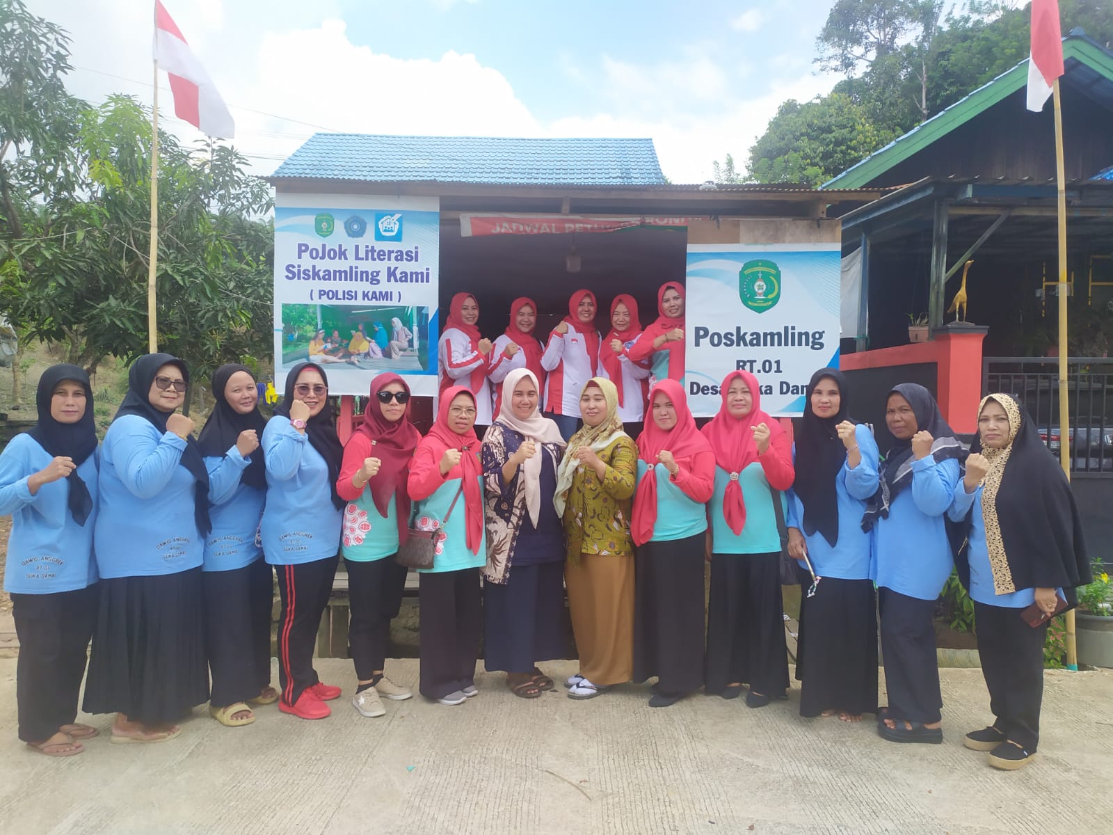 Kader PKK Desa Suka Damai, Kecamatan Muara Badak, berfoto bersama usai kegiatan pembinaan yang menjadi bagian dari verifikasi lomba pembangunan oleh TP PKK Kaltim, Jumat (29/8/2025).