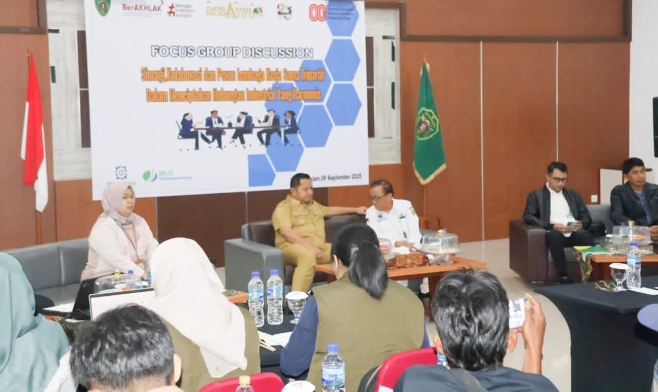 PEMBAHASAN: Bupati PPU Mudyat Noor Bersama Kepala Disnakertrans Marjani membahas sektor ketenagakerjaan PPU.
