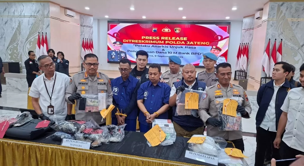 Polda Jateng saat merilis penangkapan Anggun Tyas, sopir Bank Jateng yang membawa lari Rp 10 miliar. (Foto Jawa Pos)