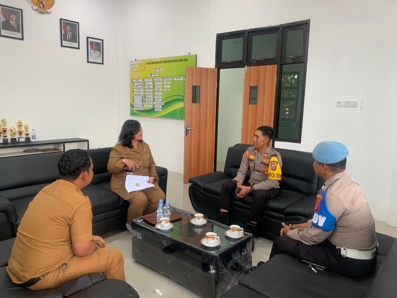 SILATURAHMI: Kapolsek Penajam, Polres PPU, Iptu Syaifudin (dua kanan) saat mengunjungi Kantor Desa Giripurwa, Kecamatan Penajam, PPU.