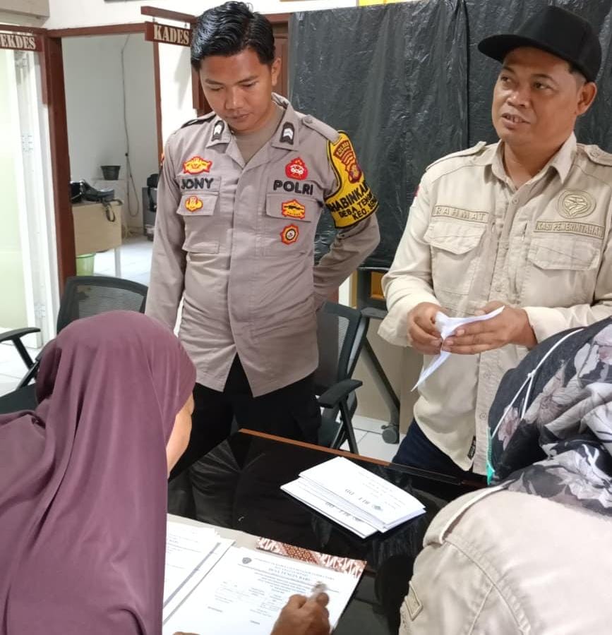 MEMASTIKAN: Aparat kepolisan Polsek Sepaku, PPU, memastikan penyaluran BLT-DD kepada warga tepat sasaran. (ist)