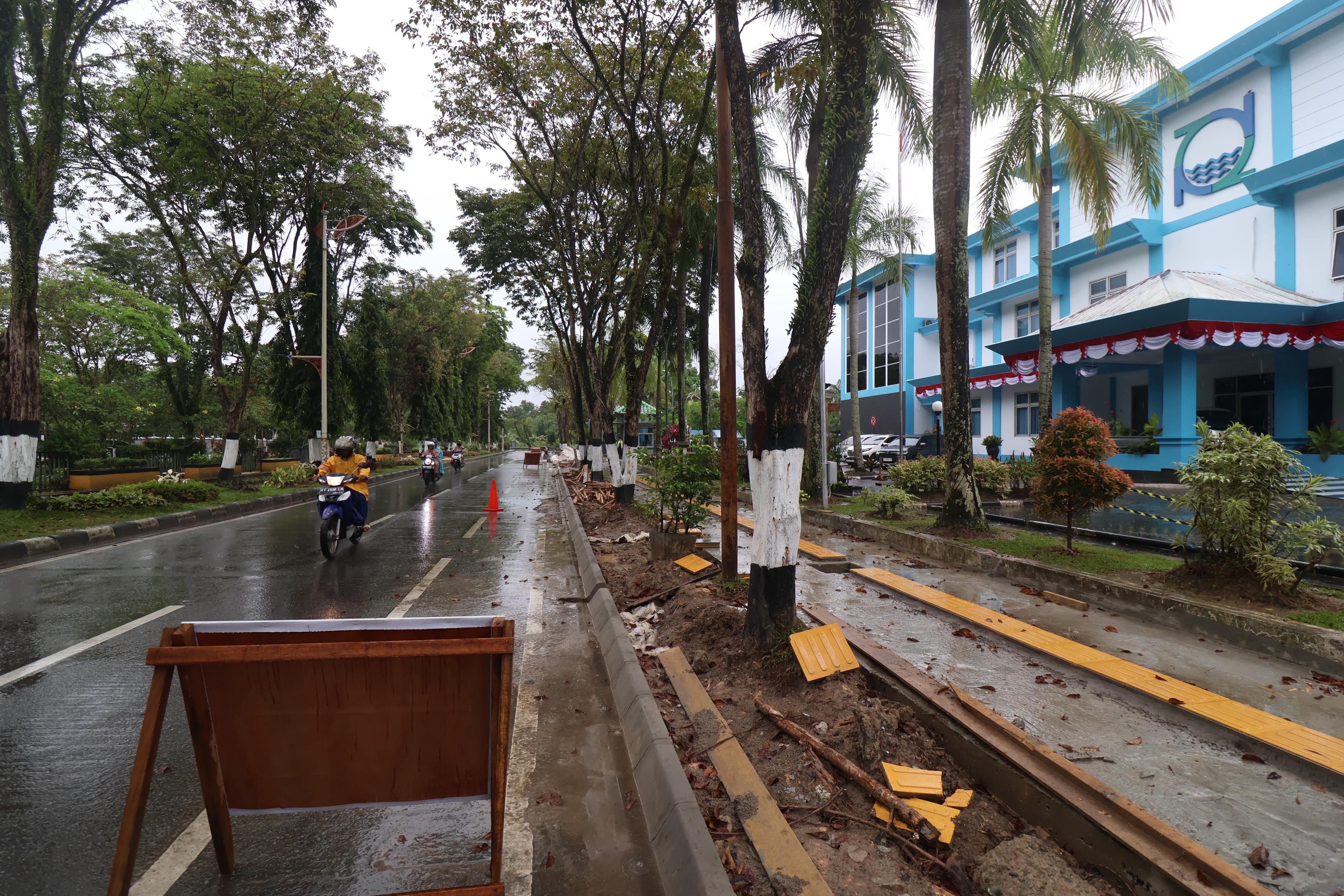 Perluasan trotoar di sepanjang Jalan Ruhui Rahayu 1 Balikpapan. Nantinya kantor organisasi perangkat tidak memiliki pagar dan langsung terlihat dari luar. (ANGGI PRADITHA)
