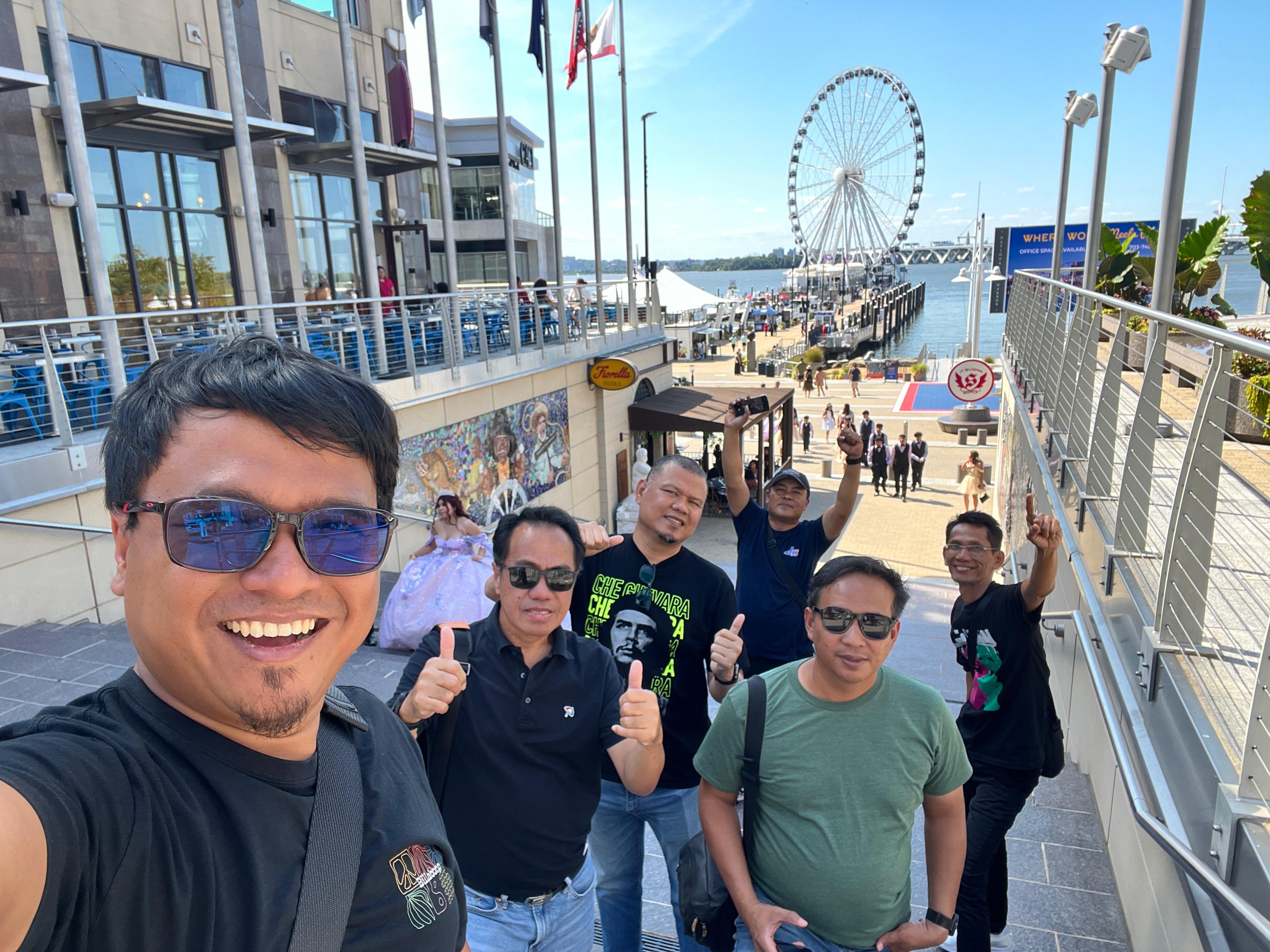 Penulis bersama rombongan KPG di National Harbor, Sabtu (23/8). (FOTO ROMDANI/KP)