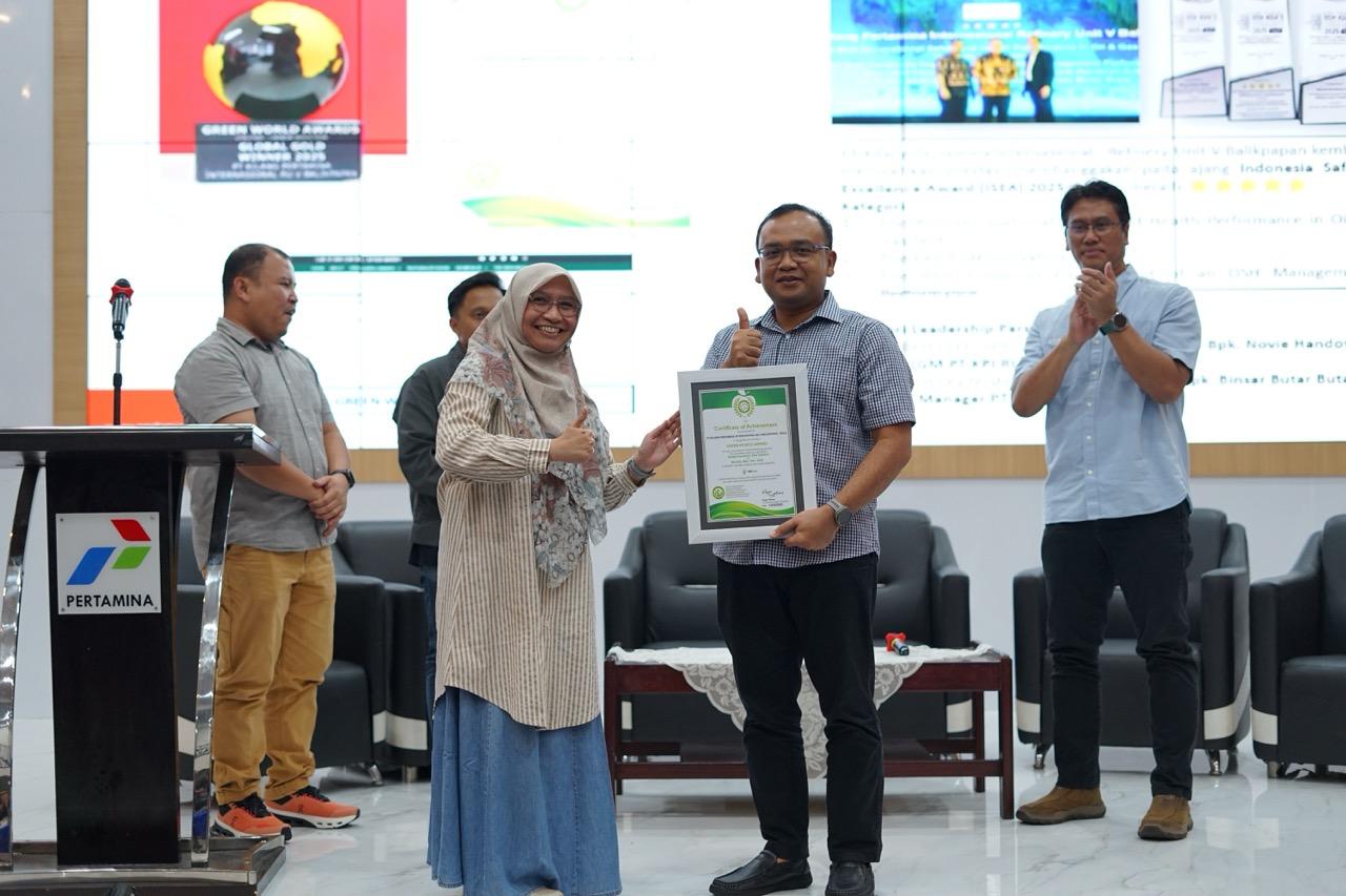 Manajemen PT KPI Unit Balikpapan menerima tropi Green World Award 2025 di Banua Patra, Balikpapan.