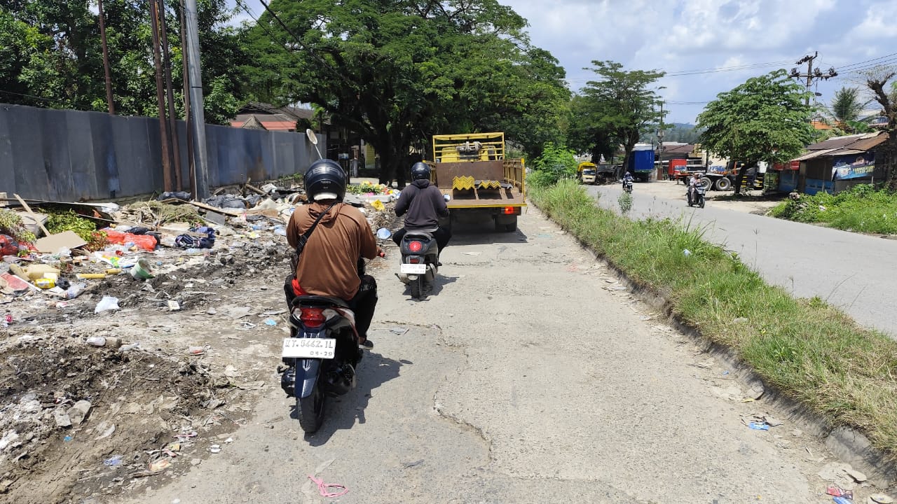 RUSAK PARAH: Jalan Ir Sutami Kecamatan rusak parah dan menyempit imbas TPS di badan jalan. Padahal menjadi poros utama angkutan barang menuju kawasan pergudangan dan lalu lintas warga sekitar.