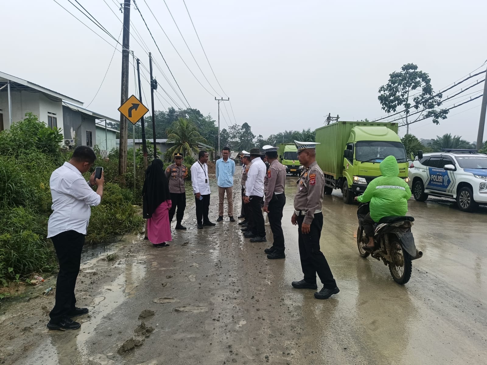 Personel Polres PPU mengecek kondisi jalan di kawasan IKN untuk kelancaran transportasi, dan memeriksa kelaikan kendaraan.
