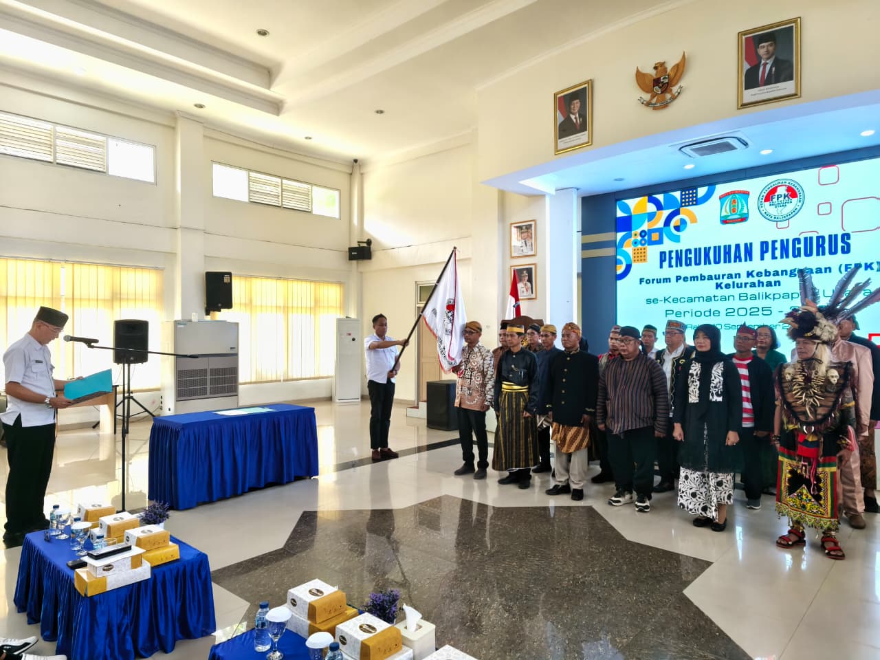 Plt Camat Balikpapan Utara Ariefdah Aida Kuntjoro mengukuhkan pengurus Forum Pembauran Kebangsaan (FPK) Kelurahan se Kecamatan Balikpapan Utara.