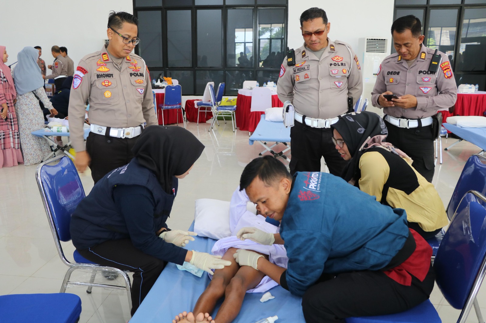 SUNAT: Puluhan anak warga PPU mengikuti kegiatan sosial sunat massal gratis yang digelar oleh Polres PPU.(ist)