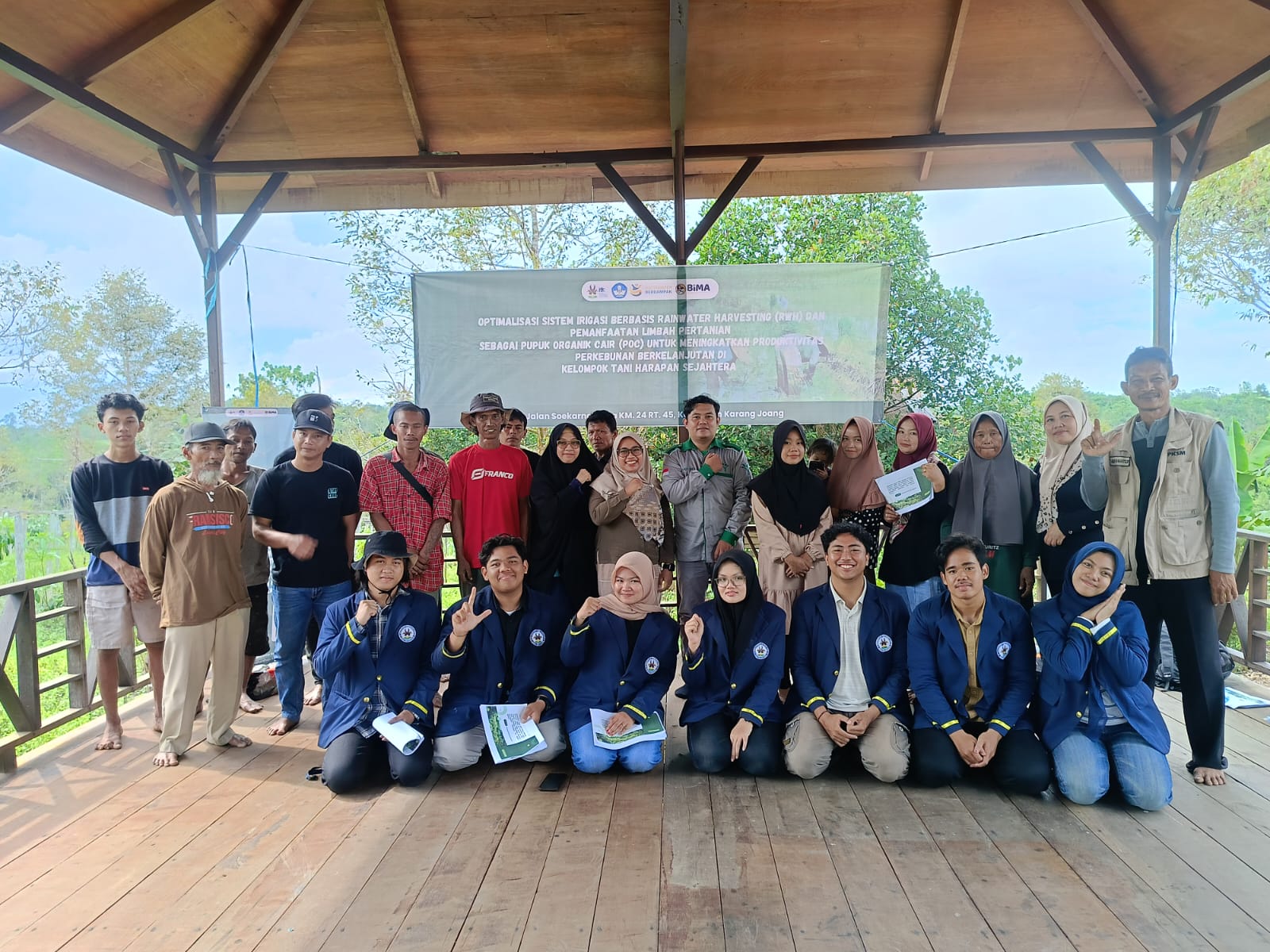 PENGABDIAN: Program PKM  ITK yang dipimpin Arif Wicaksono, Ni&rsquo;matus Sholihah dan Khairunnisa Adhar bersama sembilan mahasiswa menghadirkan dua teknologi sederhana namun berdampak besar bagi petani.
